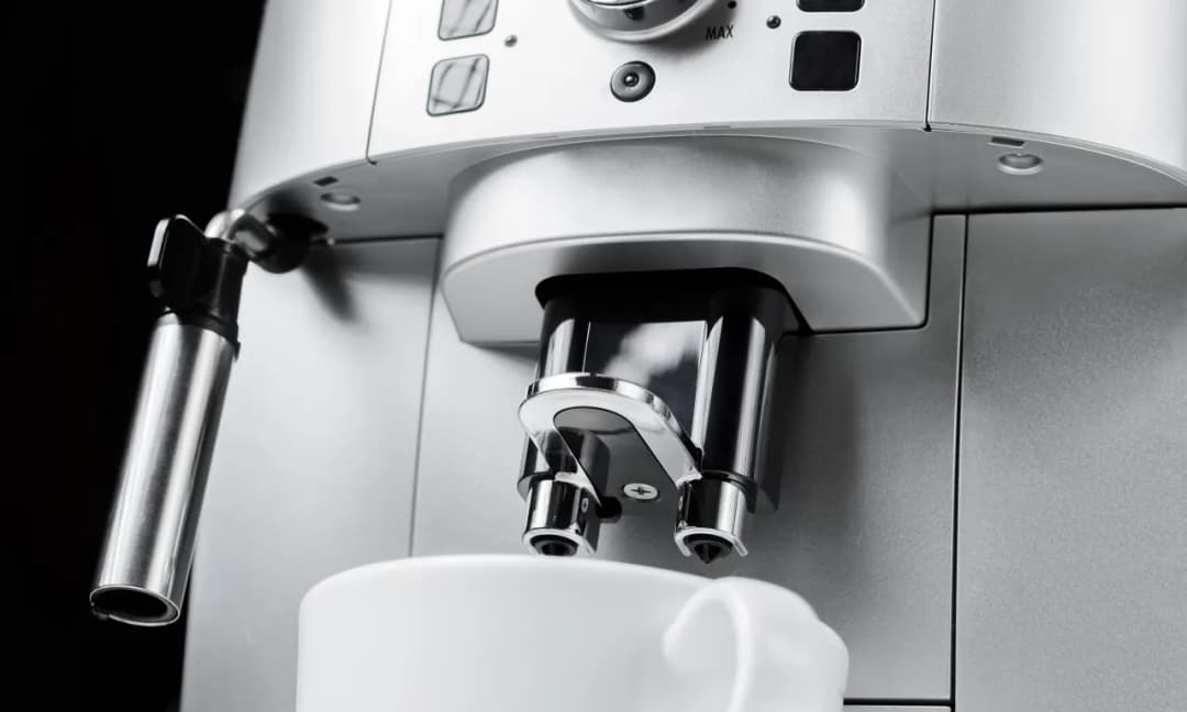 Jak wyczyścić ekspres do kawy De’Longhi, aby uniknąć problemów z kawą