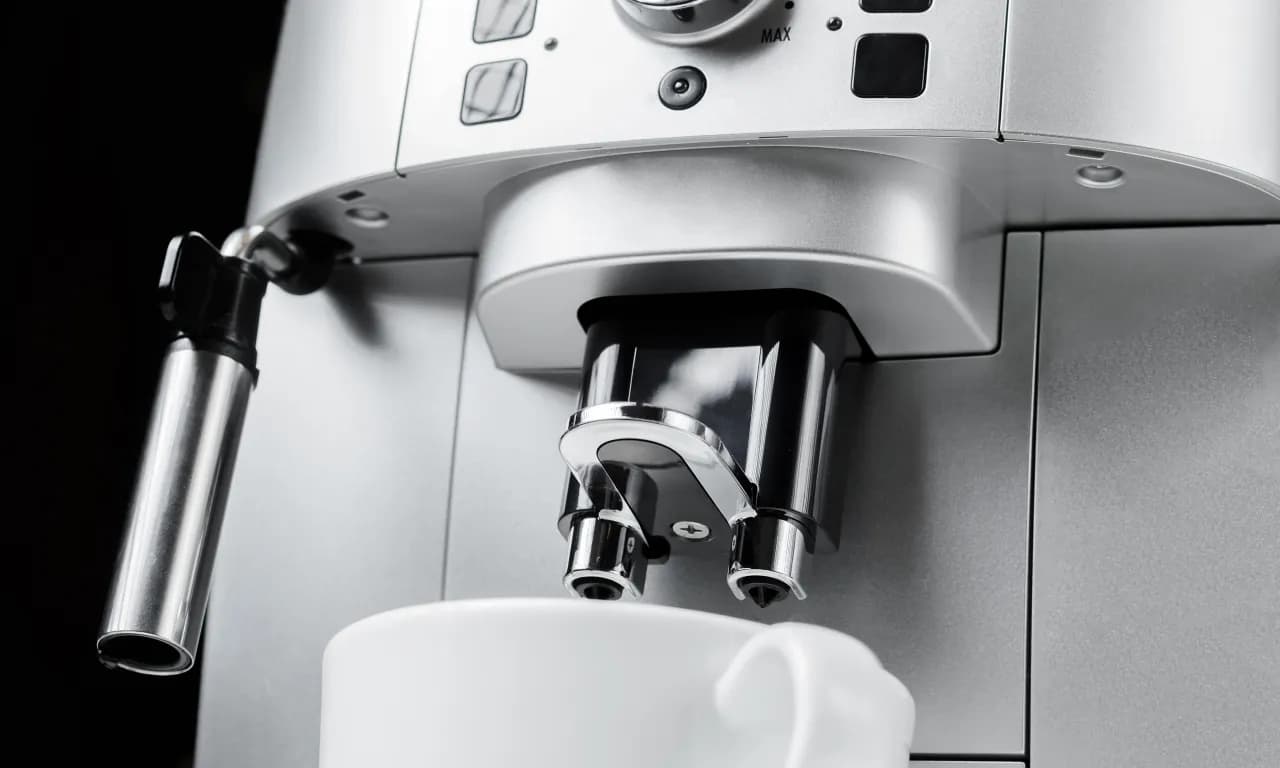 Jak wyczyścić ekspres do kawy De’Longhi, aby uniknąć problemów z kawą
