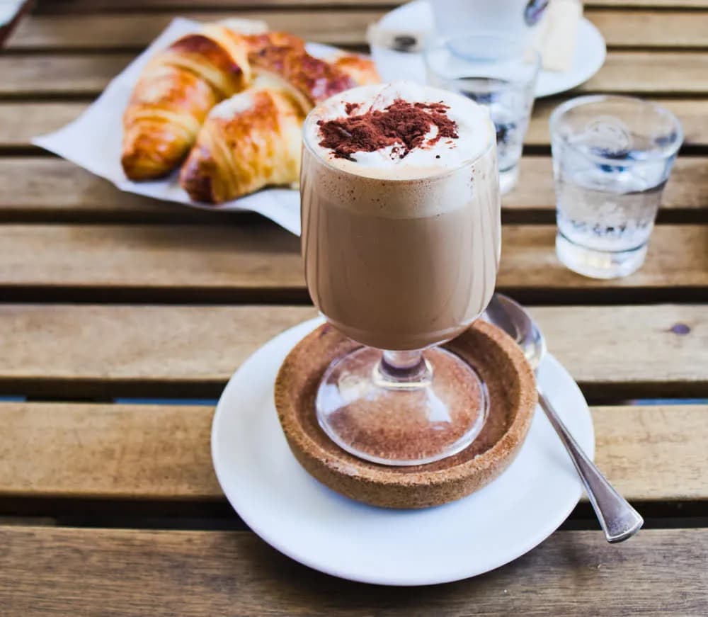 Włoski napój kawowy: odkryj sekrety cappuccino, latte i bicerin