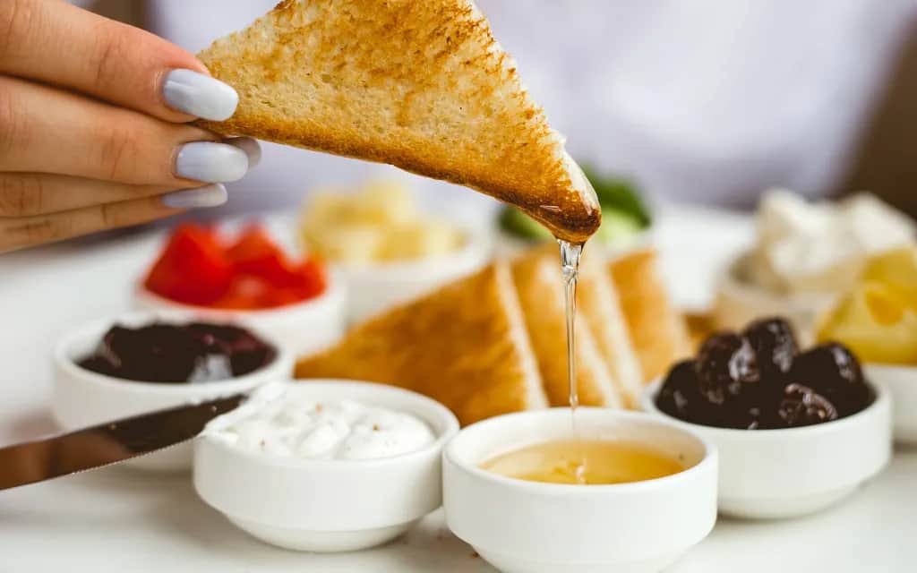 Jak spożywać miód wrzosowy, by nie stracić jego cennych właściwości