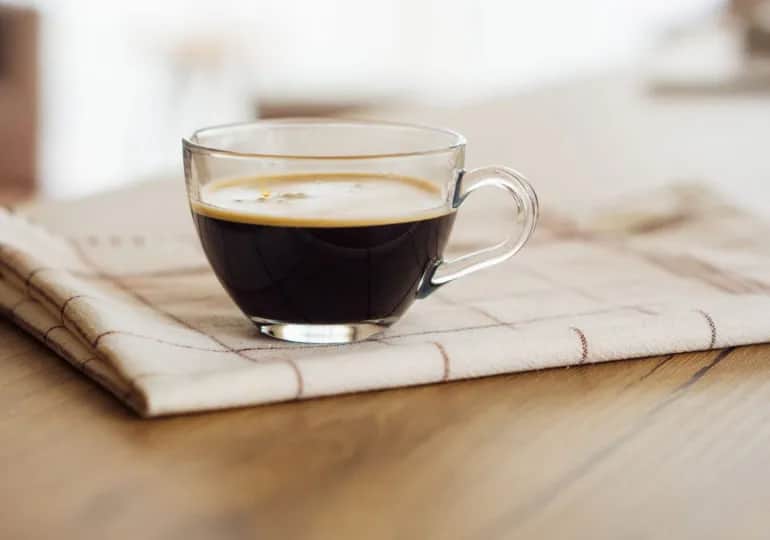 Ile kofeiny ma szklanka kawy? Zaskakujące fakty o jej zawartości