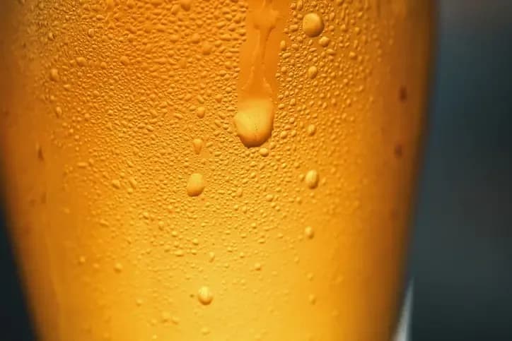 Z czym pić piwo? Odkryj idealne naczynia i temperatury serwowania