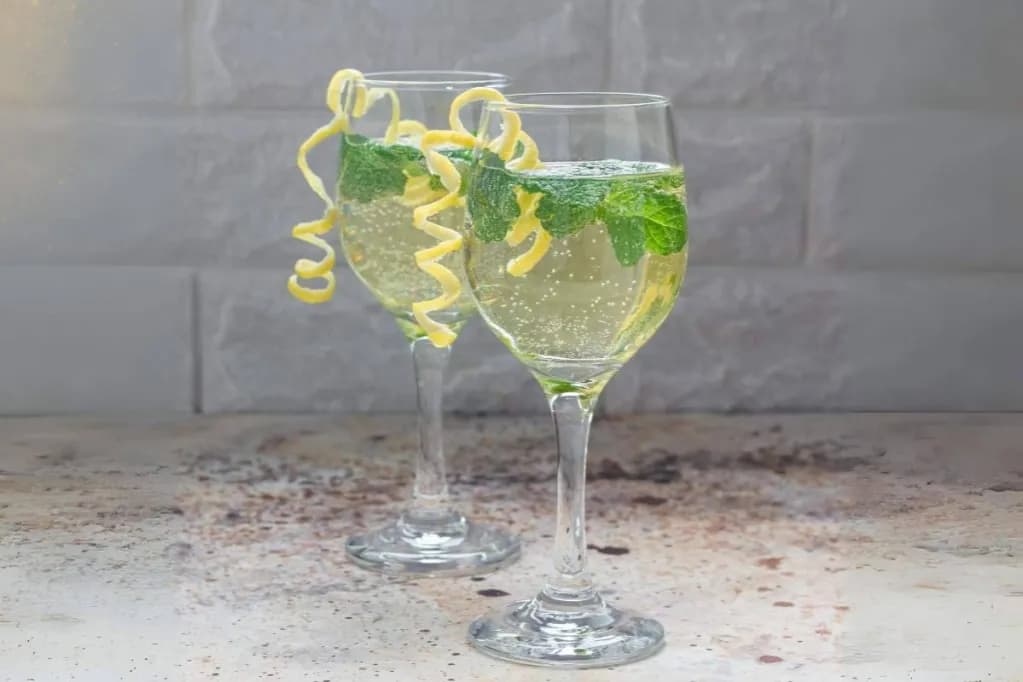 Napój z wina i wody sodowej – orzeźwiający przepis na lato