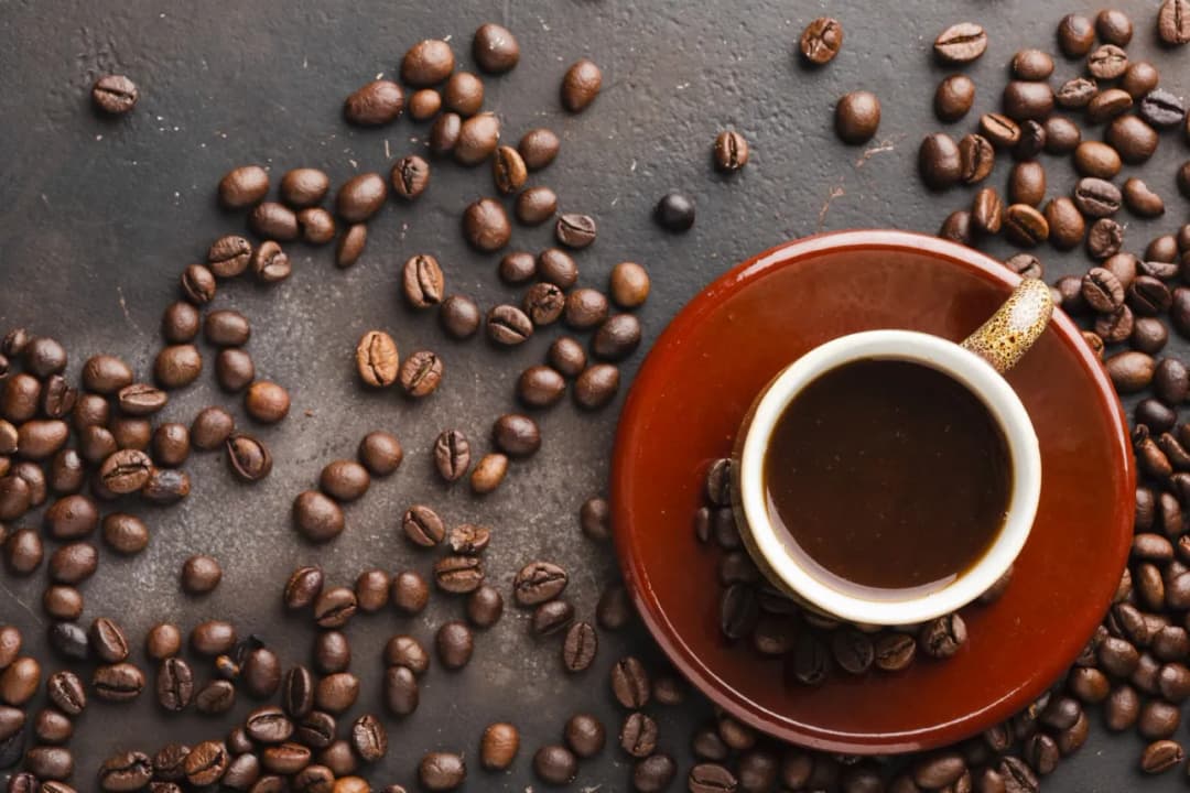 Ile kofeiny zawiera kawa z kawiarki? Zaskakujące fakty o naparze