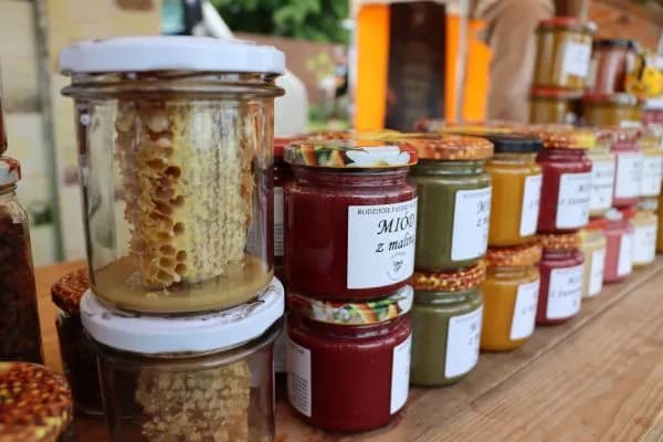 Miód na co pomaga? Odkryj jego niezwykłe właściwości zdrowotne