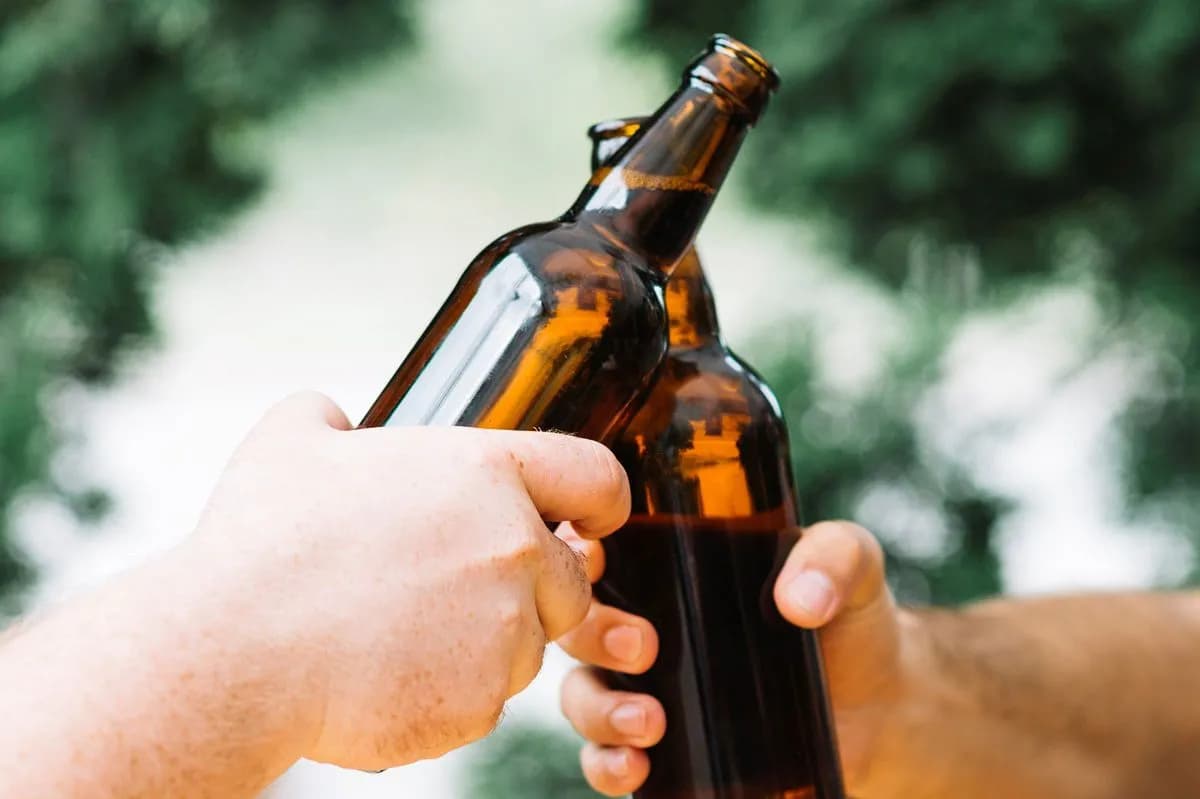 Czy nieletni może kupić piwo bezalkoholowe? Zaskakujące przepisy i kontrowersje