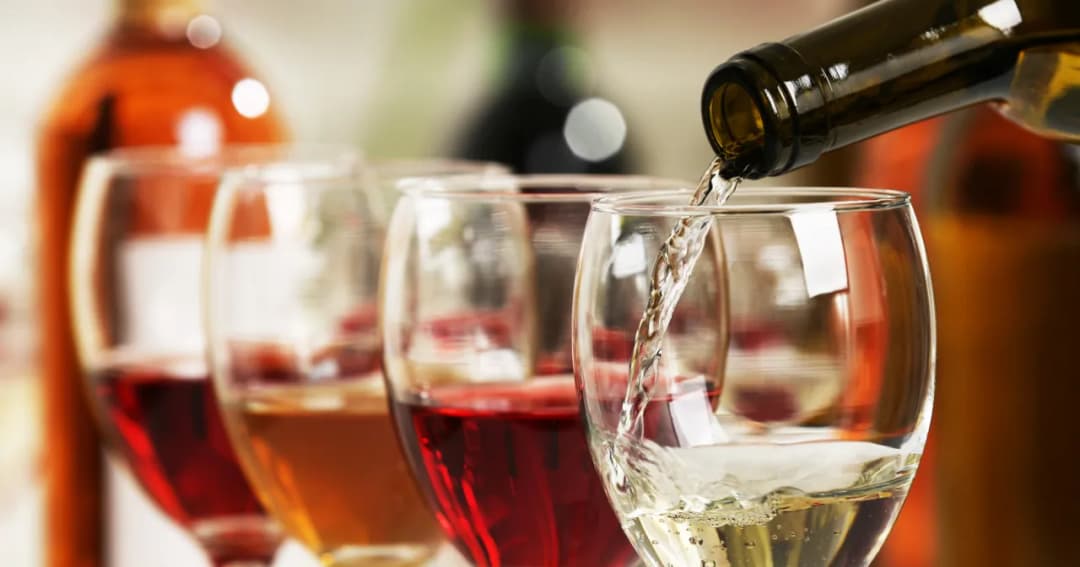 Co ma więcej kalorii: piwo czy wino? Zaskakujące różnice!